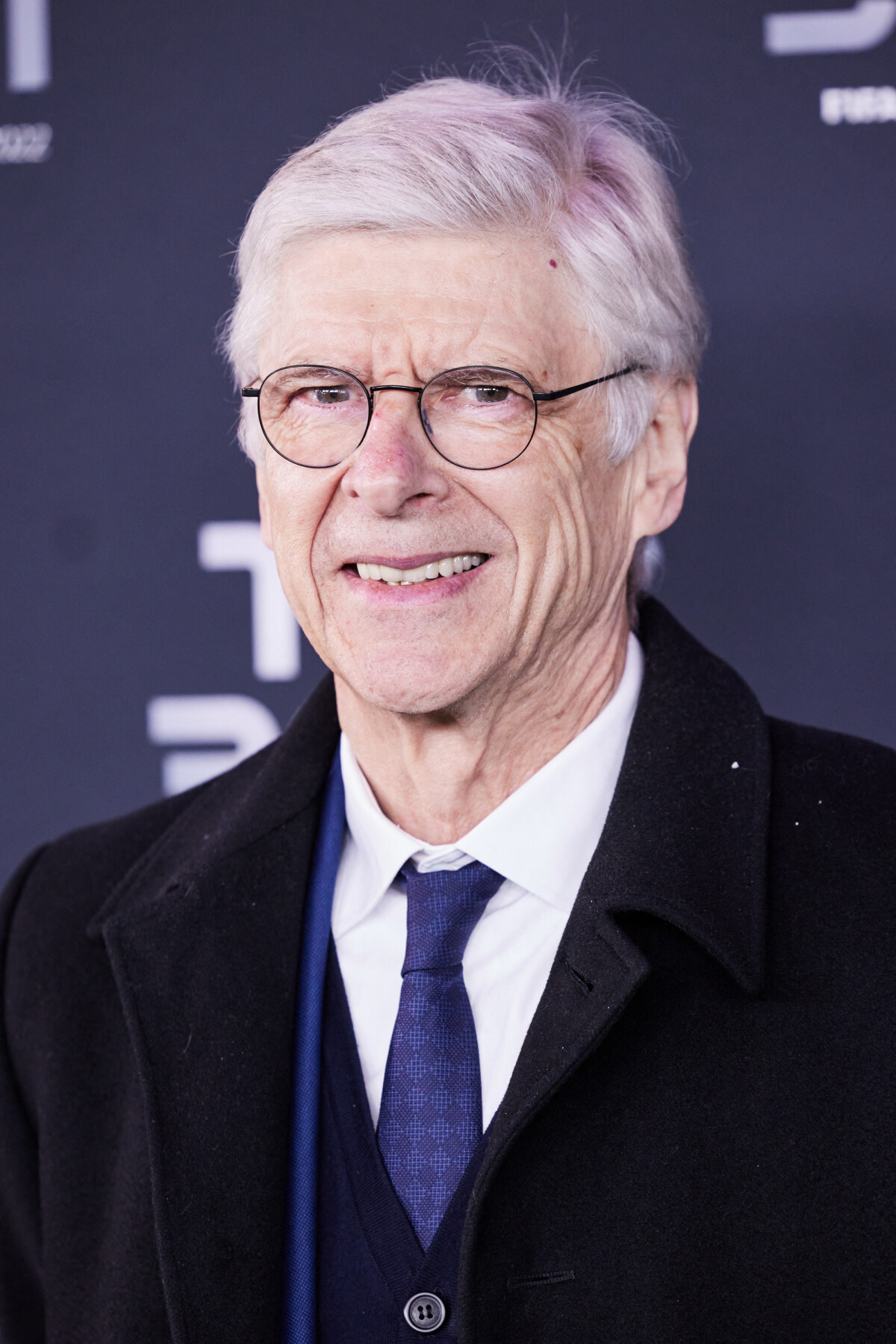 Arsène Wenger : lentraîneur de légende de 73 ans vu avec une jeune et  jolie brune sur une plage de Mykonos - Purepeople