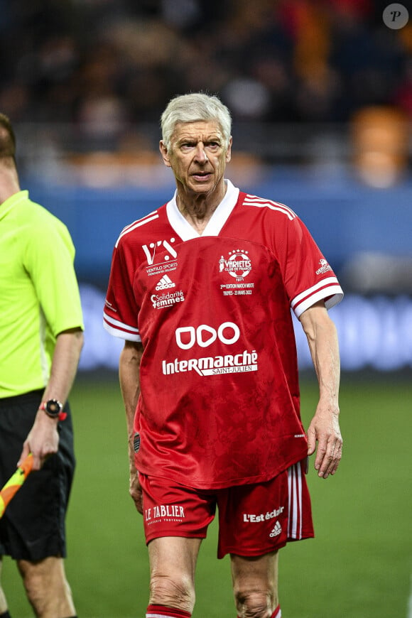 Arsène Wenger est accompagné d'une jeune et jolie brune
 
Exclusif - Arsène Wenger - Le club Variétés Club de France récolte 12.000 Euros pour l'association "Solidarité Femmes Aube" lors d'un match de gala mixte contre les légendes de Troyes l'ESTAC (victoire 5-4 des légendes de Troyes) au Stade de l'Aube à Troyes le 23 mars 2022. © Pierre Perusseau/Bestimage