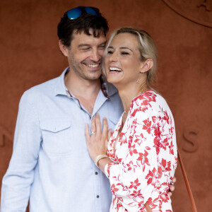 A la ville, Elodie Gossuin et Bertrand Lacherie sont à la tête d'une tribu composée de quatre enfants : Jules et Rose qui vont vu le jour en 2007. Sans oublier Léonard et Joséphine nés en 2013 !
Elodie Gossuin et son mari Bertrand Lacherie au village lors des internationaux de France à Roland Garros le 12 juin 2021. © JB Autissier / Panoramic / Bestimage