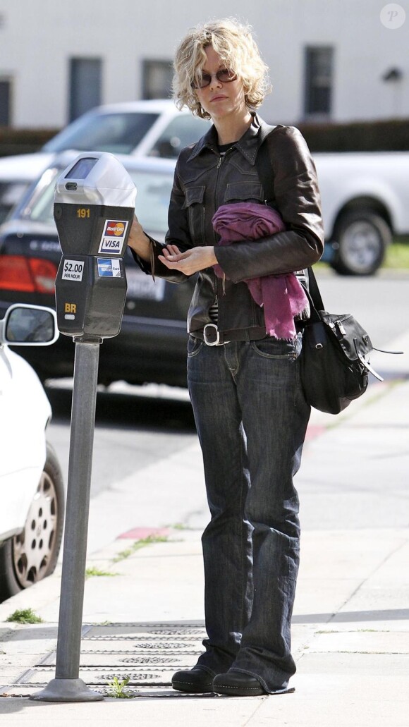 Meg Ryan paye le parcmètre après avoir garé sa voiture à Beverly Hills le 2 mars 2010