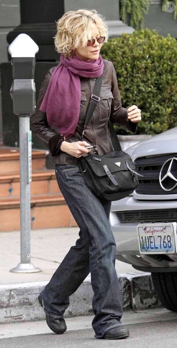 Meg Ryan paye le parcmètre après avoir garé sa voiture à Beverly Hills le 2 mars 2010