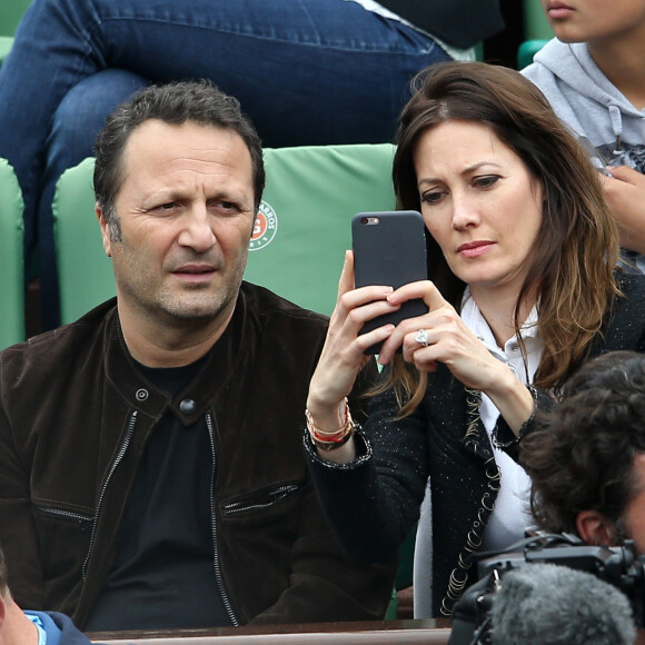 Ne dit-on pas que les opposés s'attirent ? 
Arthur (Jacques Essebag) et sa compagne Mareva Galanter dans les tribunes de la finale homme des internationaux de France de Roland Garros à Paris. © Moreau-Jacovides / Bestimage