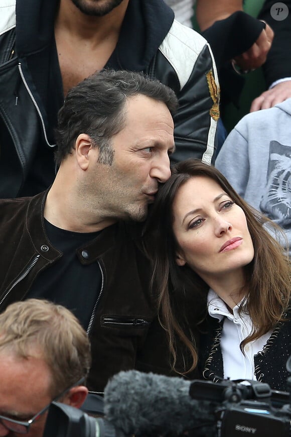 Arthur (Jacques Essebag) et sa compagne Mareva Galanter dans les tribunes de la finale homme des internationaux de France de Roland Garros à Paris le 5 juin 2016. © Moreau-Jacovides / Bestimage