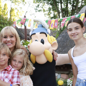 Exclusif - Élodie Gossuin (Miss France 2001) en famille : Jules, Elodie, Joséphine, Léonard, Rose et Bertrand Lacherie lors de l'opération "L'été gaulois fait son grand retour au Parc Astérix" à Plailly le 8 juillet 2022. © Christophe Aubert via Bestimage 