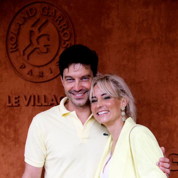 L'ancienne Miss France avait ouvert les portes de sa maison il y a quelques années.
Elodie Gossuin et son mari Bertrand Lacherie au village lors des Internationaux de France de Tennis de Roland Garros 2022 à Paris, France, le 5 juin 2022. © Dominique Jacovides/Bestimage