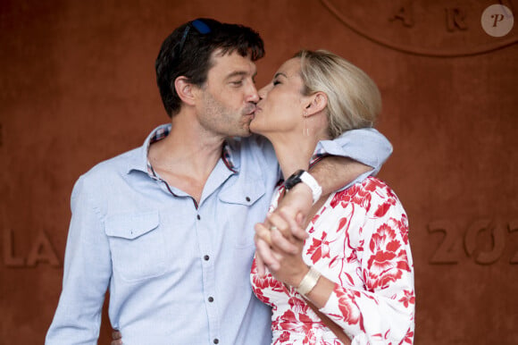 Un lieu unique où elle a su trouver son équilibre.
Elodie Gossuin et son mari Bertrand Lacherie au village lors des internationaux de France à Roland Garros le 12 juin 2021. © JB Autissier / Panoramic / Bestimage