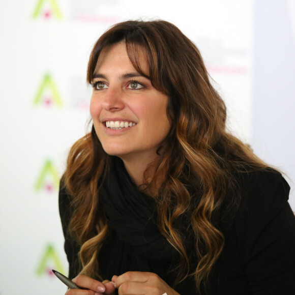 C'est ce que vient en tout cas de révéler l'actrice dans les pages de "Télé Star".
Laetitia Milot dédicace son livre "Ma clé du bonheur" à la foire d'Anova à Alençon le 5 mars 2023.