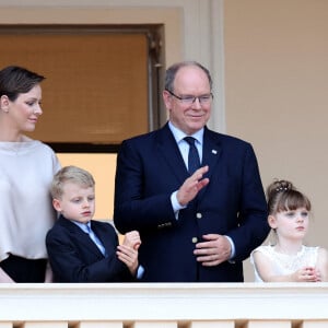 Voilà un univers qui donne systématiquement le sourire à la princesse Charlene de Monaco.
Le prince Albert II de Monaco, la princesse Charlene et leurs enfants, le prince héréditaire Jacques et la princesse Gabriella durant la célébration de la traditionnelle fête de la Saint Jean à Monaco le 23 juin 2023. © Claudia Albuquerque / Bestimage