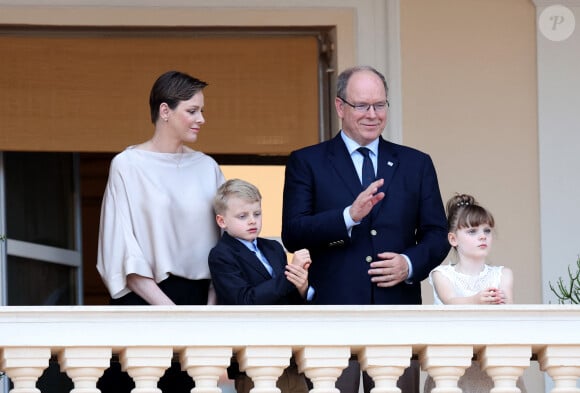 Voilà un univers qui donne systématiquement le sourire à la princesse Charlene de Monaco.
Le prince Albert II de Monaco, la princesse Charlene et leurs enfants, le prince héréditaire Jacques et la princesse Gabriella durant la célébration de la traditionnelle fête de la Saint Jean à Monaco le 23 juin 2023. © Claudia Albuquerque / Bestimage