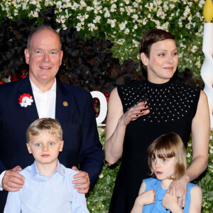 Elle avait enfilé une jolie robe noire au décolleté asymétrique, laissant apparaître l'une de ses deux épaules. L'élégance jusqu'au bout des doigts.
Le prince Albert II de Monaco, la princesse Charlene et leurs enfants Le prince Jacques de Monaco, marquis des Baux, La princesse Gabriella de Monaco, comtesse de Carladès - "Le rocher en fête" la principauté de Monaco fête le centenaire du prince Rainier III à Monaco, le 31 mai 2023. © Claudia Albuquerque / Bestimage 