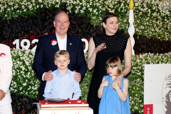 Elle avait enfilé une jolie robe noire au décolleté asymétrique, laissant apparaître l'une de ses deux épaules. L'élégance jusqu'au bout des doigts.
Le prince Albert II de Monaco, la princesse Charlene et leurs enfants Le prince Jacques de Monaco, marquis des Baux, La princesse Gabriella de Monaco, comtesse de Carladès - "Le rocher en fête" la principauté de Monaco fête le centenaire du prince Rainier III à Monaco, le 31 mai 2023. © Claudia Albuquerque / Bestimage 