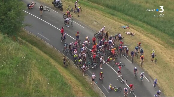 Tour de France : Vidéo choc de la chute de plusieurs cyclistes, la course interrompue et terrible abandon