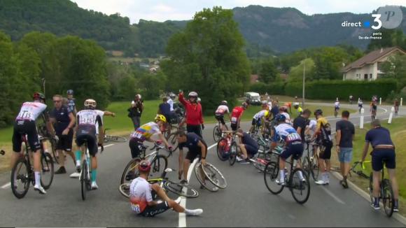 Le Français saignait au niveau du genou et avait du mal à tenir sur ses deux jambes. 
Une chute impressionnante d'une trentaine de coureurs est venue entâcher le début de la 14e étape du Tour de France.