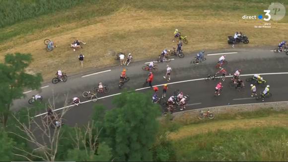 Une chute impressionnante d'une trentaine de coureurs est venue entâcher le début de la 14e étape du Tour de France.