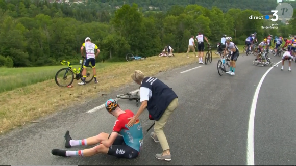 Une chute impressionnante d'une trentaine de coureurs est venue entâcher le début de la 14e étape du Tour de France.