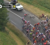 L'origine de la chute serait le sol glissant.
Une chute impressionnante d'une trentaine de coureurs est venue entâcher le début de la 14e étape du Tour de France.