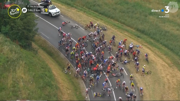 L'origine de la chute serait le sol glissant.
Une chute impressionnante d'une trentaine de coureurs est venue entâcher le début de la 14e étape du Tour de France.