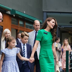 La petite famille était quasi au complet pour assister à la finale homme de Wimbledon.
Le prince William, prince de Galles, et Catherine Middleton, princesse de Galles, avec leurs enfants le prince George de Galles, et la princesse Charlotte de Galles, arrivent pour assister à la finale homme du tournoi de Wimbledon 2023 à Londres, le 16 juillet 2023.©Bestimage