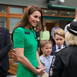 La princesse Charlotte semblait très heureuse d'assister à la finale homme de Wimbledon ce samedi 16 juillet.
Le prince William, prince de Galles, et Catherine Middleton, princesse de Galles, avec leurs enfants le prince George de Galles, et la princesse Charlotte de Galles, arrivent pour assister à la finale homme du tournoi de Wimbledon 2023 à Londres, le 16 juillet 2023. ©Bestimage