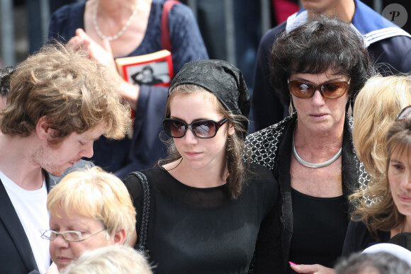 Gaël, Sara et Anny Duperey à l'enterrement de Bernard Giraudeau