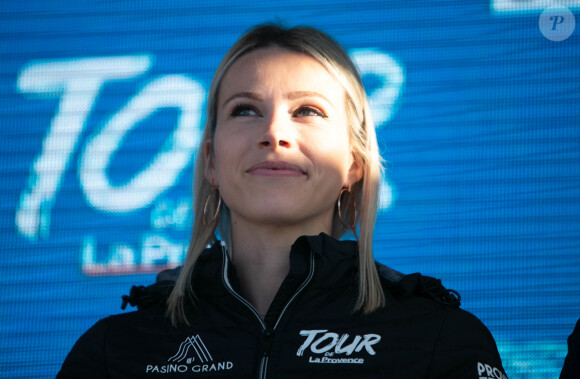 "Ça donne des migraines, c'est vrai, mais j'aime ce que je fais", conclut Marion Rousse
 
Marion Rousse - Prologue du Tour de Provence 2022 à Berre-l'Etang, le 10 février 2022.