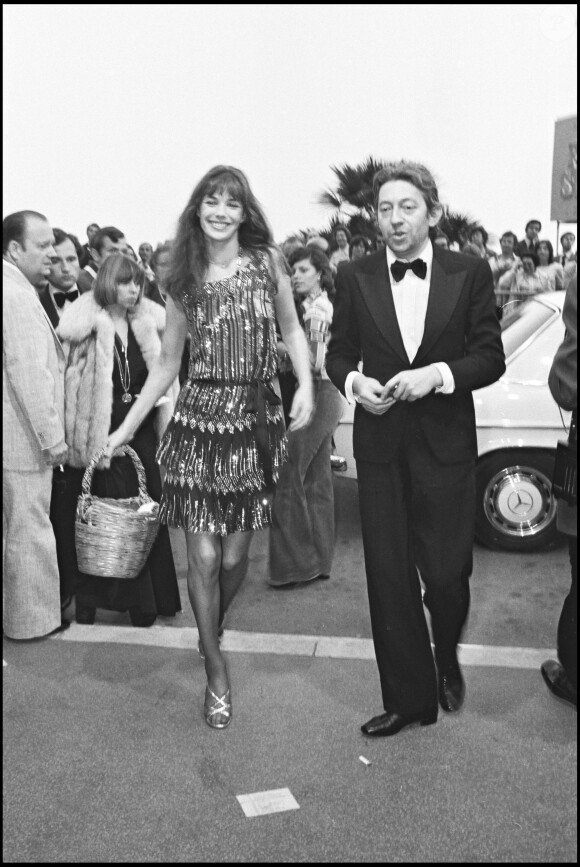 Muse de Serge Gainsbourg, Jane Birkin a eu trois filles : la première, Kate Barry, est décédée en 2016.
Jane Birkin et Serge Gainsbourg au Festival de Cannes en 1974
