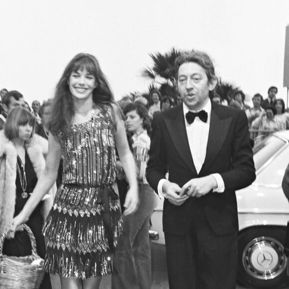 Muse de Serge Gainsbourg, Jane Birkin a eu trois filles : la première, Kate Barry, est décédée en 2016.
Jane Birkin et Serge Gainsbourg au Festival de Cannes en 1974