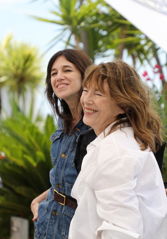 Jane Birkin (habillée en Celine), Charlotte Gainsbourg au photocall du film Jane par Charlotte (Cannes première) lors du 74ème festival international du film de Cannes le 8 juillet 2021 © Borde / Jacovides / Moreau / Bestimage