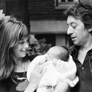 La seconde, Charlotte Gainsbourg, est née en 1971.
Jane Birkin & Serge Gainsbourg avec leur fille Charlotte en 1971