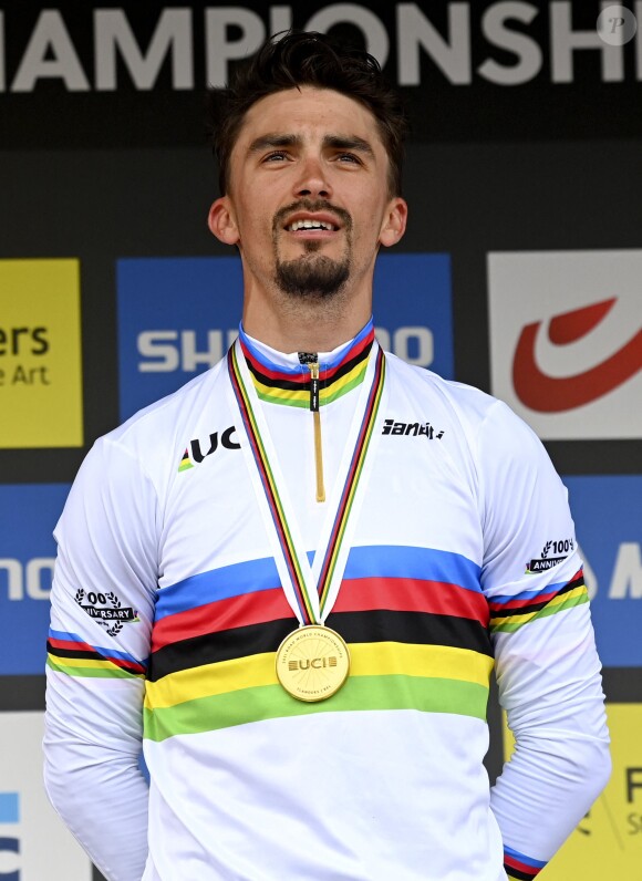 Pourtant, Julian Alaphilippe attaque beaucoup et le Français est présent dans de nombreuses échappées.
Julian Alaphilippe champion du monde pour la 2 ème année consécutive Championnats du Monde UCI.