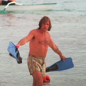 On découvre en effet Gérard Depardieu en Corse en train d'uriner sur la portière d'une voiture.
Gérard Depardieu à Tahiti