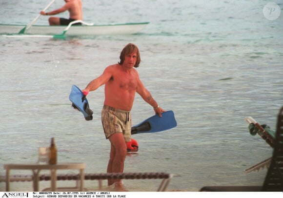 On découvre en effet Gérard Depardieu en Corse en train d'uriner sur la portière d'une voiture.
Gérard Depardieu à Tahiti