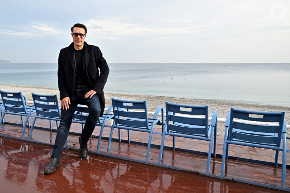 Nicolas Bedos lors d'un photocall en extérieur du film "Mascarade" lors de la 4ème édition du festival Cinéroman à Nice le 8 octobre 2022. © Bruno Bebert / Bestimage