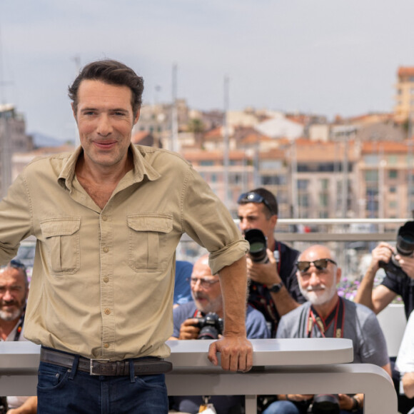 Le réalisateur Nicolas Bedos au photocall de "Mascarade" lors du 75ème Festival International du Film de Cannes, le 28 mai 2022. © Olivier Borde / Bestimage