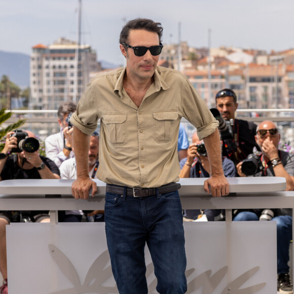 Le réalisateur Nicolas Bedos au photocall de "Mascarade" lors du 75ème Festival International du Film de Cannes, le 28 mai 2022. © Olivier Borde / Bestimage