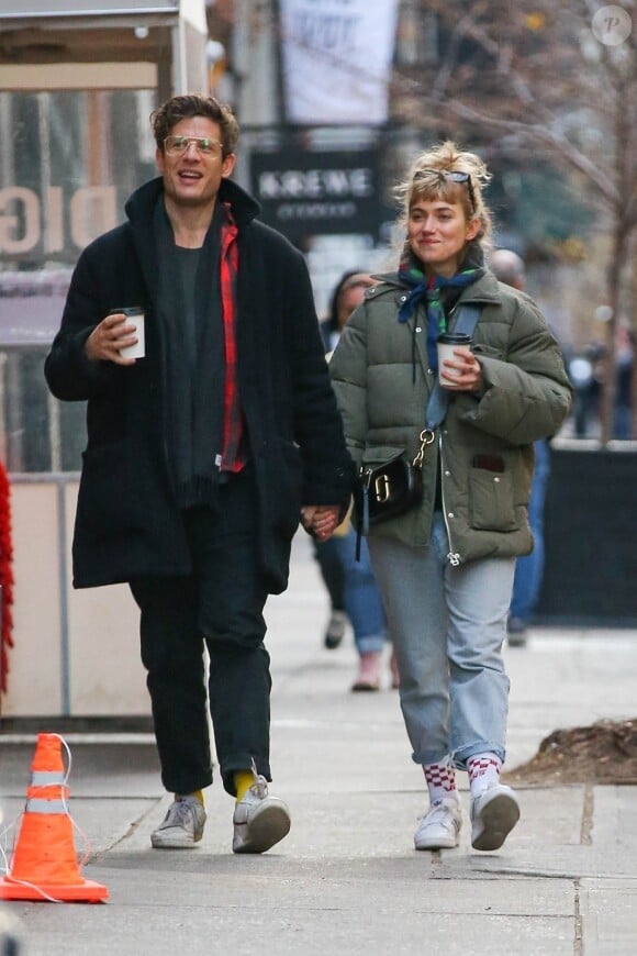 Exclusif - James Norton et sa compagne Imogen Poots, main dans la main, se promènent à New York, le 17 décembre 2021. 