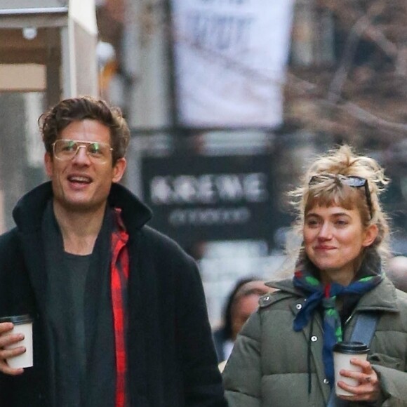 Exclusif - James Norton et sa compagne Imogen Poots, main dans la main, se promènent à New York, le 17 décembre 2021. 