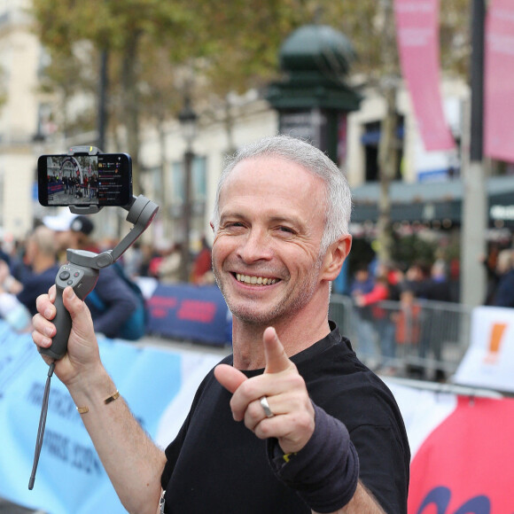 Il l'a prouvé en s'offrant un immense tatouage sur le corps.
Samuel Etienne - People au "Marathon Pour Tous", épreuve grand-public des Jeux Olympiques de Paris 2024 sur les Champs-Elysées à Paris le 31 octobre 2021. © Panoramic/Bestimage