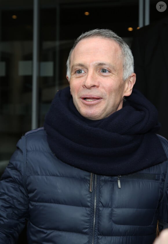 Exclusif - Samuel Étienne (qui présente dorénavant "Questions pour un Champion") dans les rues de Paris le 22 Février 2016