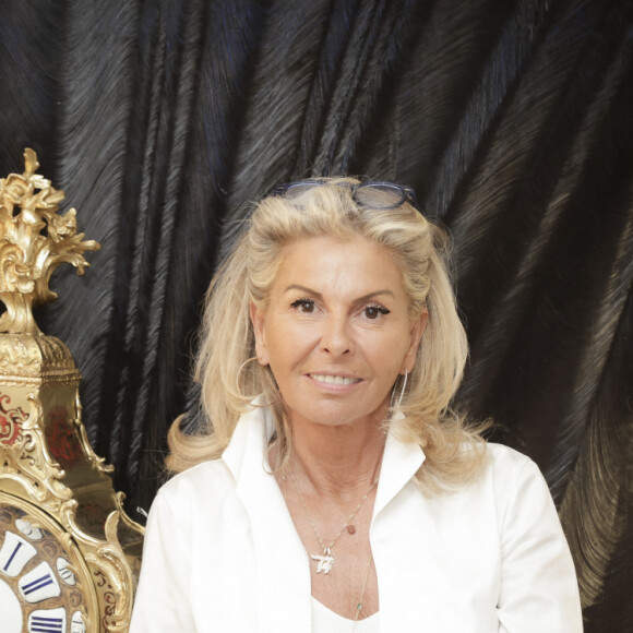 "Quand on arrive là-dedans, même les acheteurs sont en panique. Je me suis dit qu'on y arriverait jamais ou qu'on allait finir les tournages à minuit !", a-t-elle confié.
Exclusif - Caroline Margeridon - Rendez-vous avec Caroline Margeridon, dans sa boutique du Marché Biron aux Puces de Saint-Ouen à Paris. Le 6 mai 2023 La célèbre acheteuse de l'émission Affaire conclue" sera une des participantes de la saison 2 du jeu "Les traitres", qui démarrera le 12 juillet sur M6 © Jack Tribeca / Bestimage