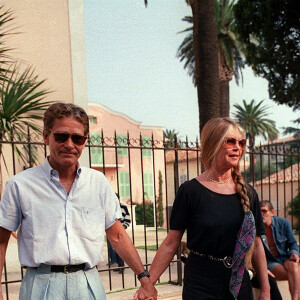 Peu de temps après cette annonce faite par BFMTV, son mari donne des nouvelles.
Brigitte Bardot et son mari Bernard d'Ormale