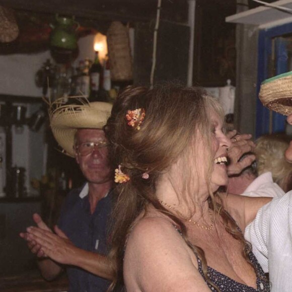 Il a déclaré que sa tension était bonne mais que "les choses restent fragiles".
Brigitte Bardot et son mari Bernard d'Ormale en 1997.