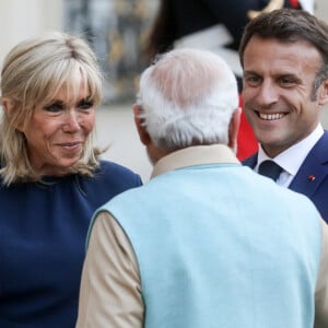 "Pour dessert des bâtons de rhubarbe pochés accompagnés d'un sorbet de pélargonium".
Le président de la république française, Emmanuel Macron et sa femme la première dame, Brigitte Macron recoivent pour un dîner le Premier ministre de la République de l'Inde, Narendra Modi, au palais présidentiel de l'Elysée, à Paris, France, le 13 juillet 2023. © Stéphane Lemouton/Bestimage 