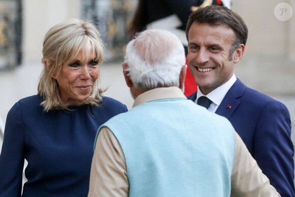 "Pour dessert des bâtons de rhubarbe pochés accompagnés d'un sorbet de pélargonium".
Le président de la république française, Emmanuel Macron et sa femme la première dame, Brigitte Macron recoivent pour un dîner le Premier ministre de la République de l'Inde, Narendra Modi, au palais présidentiel de l'Elysée, à Paris, France, le 13 juillet 2023. © Stéphane Lemouton/Bestimage 