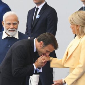 Baise main d Emmanuel Macron, président de la République française a sa femme Brigitte Macron Narendra Modi - Premier Ministre Indien / Inde lors de la cérémonie du 143ème défilé militaire du 14 juillet, jour de la Fête Nationale, sur les Champs-Elysées et la place de la Concorde, à Paris, France, le 14 juillet 2023. © Jean-Baptiste Autissier/Panoramic/Bestimage 