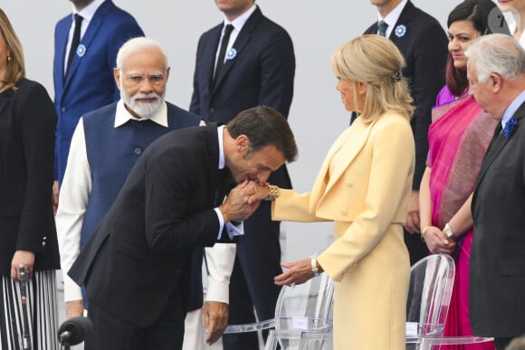 Baise main d Emmanuel Macron, président de la République française a sa femme Brigitte Macron Narendra Modi - Premier Ministre Indien / Inde lors de la cérémonie du 143ème défilé militaire du 14 juillet, jour de la Fête Nationale, sur les Champs-Elysées et la place de la Concorde, à Paris, France, le 14 juillet 2023. © Jean-Baptiste Autissier/Panoramic/Bestimage 