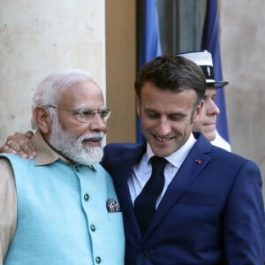 Au menu ? "Courgettes et baies de cassis sur lit de houmous, carottes en papillote et coeur de sucrine, salades vertes et sorbet de fanes de radis", écrit "Gala".
Le président de la république française, Emmanuel Macron et sa femme la première dame recoivent pour un dîner le Premier ministre de la République de l'Inde, Narendra Modi, au palais présidentiel de l'Elysée, à Paris, France, le 13 juillet 2023. © Stéphane Lemouton/Bestimage 