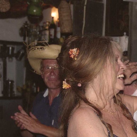 L'actrice iconique avait 91 ans. 

Archives - Brigitte Bardot et son mari Bernard d'Ormale lors de leur 5ème anniversaire de mariage à Saint-Tropez. Le 14 août 1997 
Agence / Bestimage