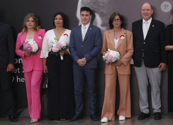 Sn fils, Louis Ducruet et son épouse, Marie, sont devenus parents d'une petite fille, Victoire, née le 4 avril 2023
Camille Gottlieb, Louis Ducruet et sa femme Marie, la princesse Stéphanie de Monaco, le prince Albert II de Monaco - Arrivée de la famille Princière de Monaco avant la projection du film documentaire "Rainier III par lui-même" au Grimaldi Forum à Monaco le 4 juillet 2023. Le film réalisé par Yann-Antony Noghès revient sur les moments forts de 56 ans de règne, en utilisant des enregistrements de la voix de l'ancien souverain, pour en faire le narrateur de sa vie. © Claudia Albuquerque/Bestimage 