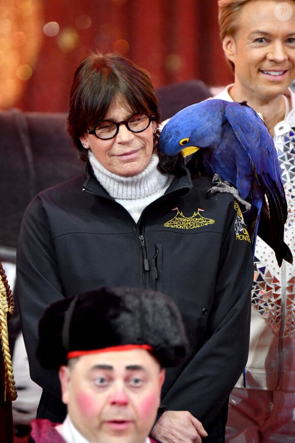 La princesse Stéphanie de Monaco a posé entourée par Elisa Cussadie et son ara, Alex Giona et ses chevaux, la troupe Bingo, les clowns Equivokee et Petit Gougou en Monsieur Loyal durant le photocall de lancement du 45eme Festival International du Cirque de Monte Carlo sous le chapiteau Fontvieille à Monaco, le 19 janvier 2023.  © Bruno Bebert/Bestimage 